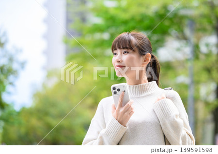 スマートフォンを持つ女性 スマートフォンを持つ女性 139591598