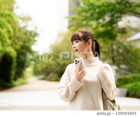 女性がスマホを持つ 女性がスマホを持つ 139591605