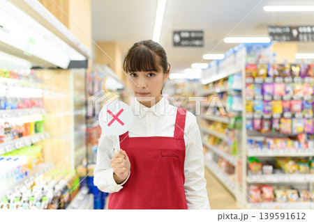 店員がバツ印を示す 店員がバツ印を示す 139591612
