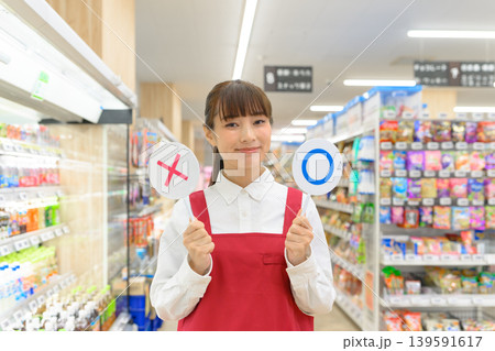 店員が〇✕を示す 139591617