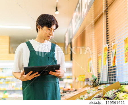 男性店員がタブレット操作 139591621