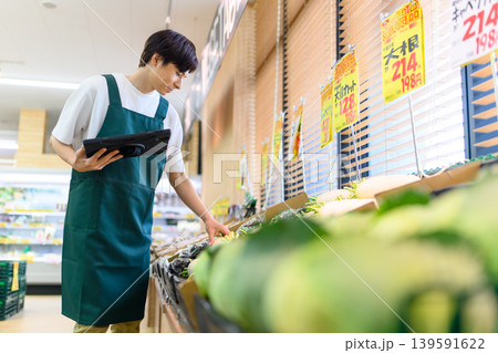 男性店員がタブレット操作 男性店員がタブレット操作 139591622