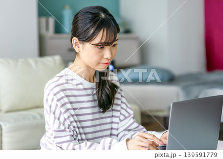 自宅でノートパソコンを操作する若い女性 139591779