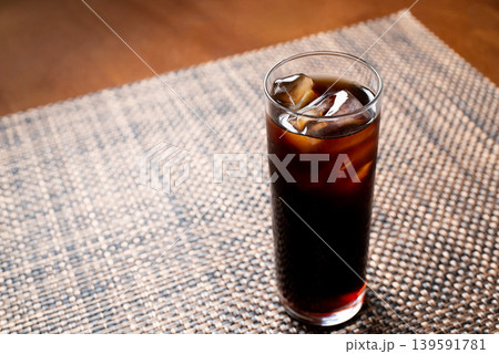 ランチョンマットに置いたアイスコーヒー 139591781