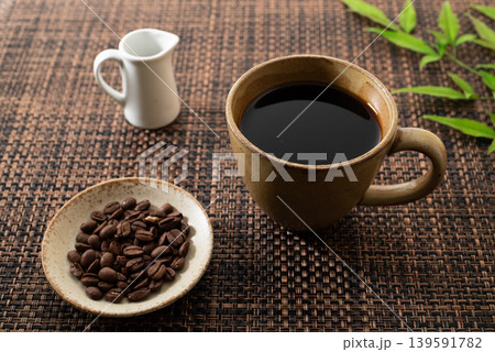 コーヒー豆とブラックコーヒー 139591782
