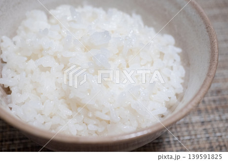 お茶碗によそった白米 お茶碗によそった白米 139591825