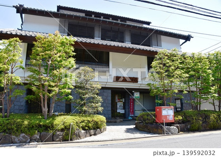 鎌倉市　鎌倉小坂郵便局のレトロな建物と新緑 139592032