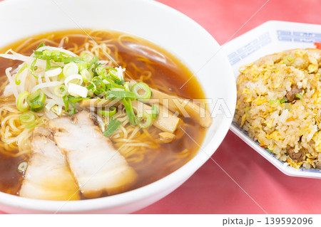 おいしい町中華のラーメンとチャーハン おいしい町中華のラーメンとチャーハン 139592096