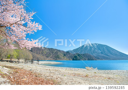 栃木県日光市 千手ヶ浜から見る満開の山桜と男体山と中禅寺湖 栃木県日光市 千手ヶ浜から見る満開の山桜と男体山と中禅寺湖 139592285