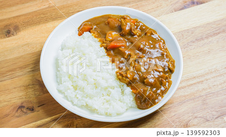 カレーライス 家庭的な定番カレー 木目テーブル 139592303