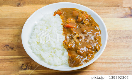 カレーライス 家庭的な定番カレー 木目テーブル 139592305