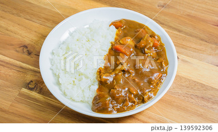 カレーライス 家庭的な定番カレー 木目テーブル カレーライス 家庭的な定番カレー 木目テーブル 139592306