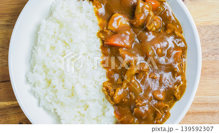 カレーライス 家庭的な定番カレー 木目テーブル 139592307