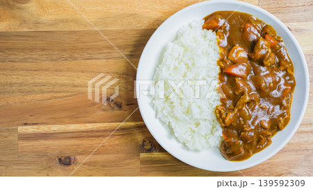 カレーライス 家庭的な定番カレー 木目テーブル カレーライス 家庭的な定番カレー 木目テーブル 139592309