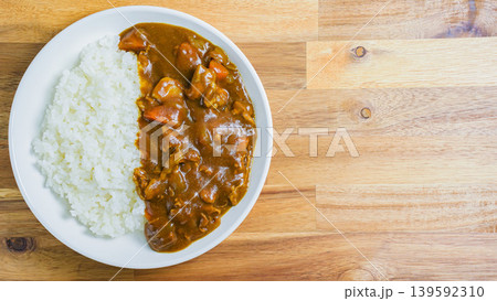 カレーライス 家庭的な定番カレー 木目テーブル 139592310