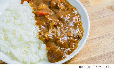 カレーライス 家庭的な定番カレー 木目テーブル 139592311
