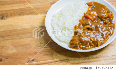 カレーライス 家庭的な定番カレー 木目テーブル 139592312