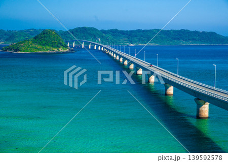 エメラルドグリーンの海と角島大橋(山口県) エメラルドグリーンの海と角島大橋(山口県) 139592578