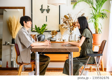 明るい部屋で向き合う男女の会話 139592876