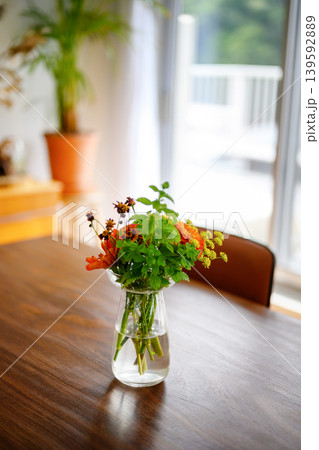 テーブルの上の小さな花瓶と花 テーブルの上の小さな花瓶と花 139592889