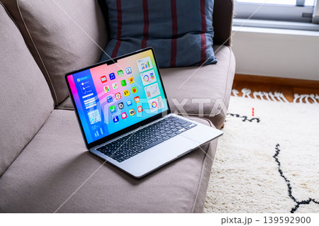 ソファに置かれたカラフルなアプリ画面のノートPC ソファに置かれたカラフルなアプリ画面のノートPC 139592900