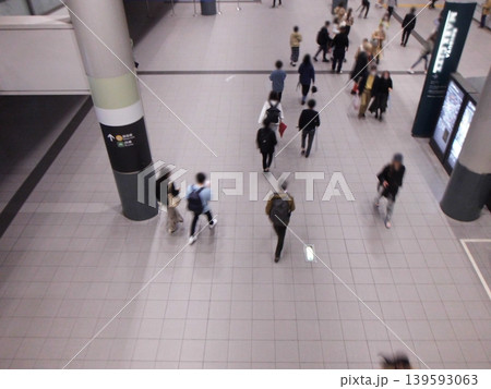 渋谷駅構内を歩く人々 渋谷駅構内を歩く人々 139593063