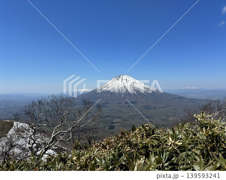 北海道の尻別岳山頂から見る羊蹄山 139593241