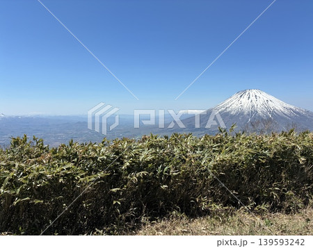 北海道の尻別岳山頂から見る羊蹄山 北海道の尻別岳山頂から見る羊蹄山 139593242