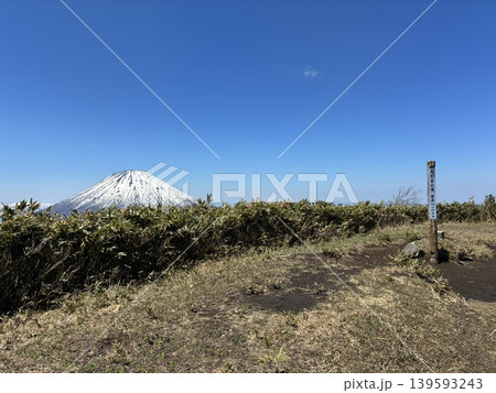 北海道の尻別岳山頂から見る羊蹄山 北海道の尻別岳山頂から見る羊蹄山 139593243