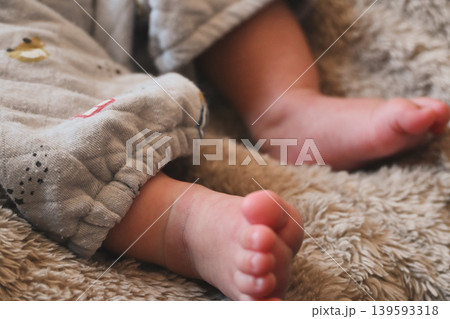 赤ちゃんの小さな足 赤ちゃんの小さな足 139593318