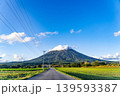 北海道、羊蹄山と一本道 139593387