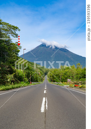 北海道、羊蹄山と一本道 139593396
