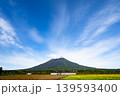 北海道、羊蹄山とひまわり 139593400