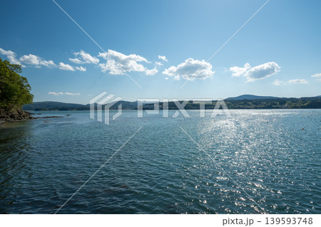 晴天にきらめく南三陸の海　癒しの自然風景 139593748