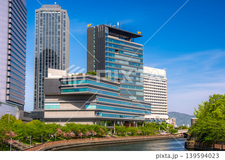 大阪府大阪市 第二寝屋川沿いに建つ近代的な読売テレビ（ytv）新社屋とOBPの風景 139594023
