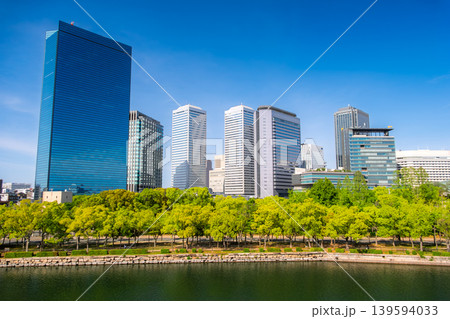 大阪府 青空と新緑が美しい大阪ビジネスパーク（OBP）のオフィス街の風景 139594033