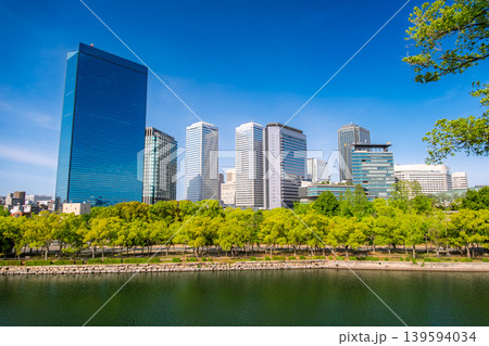 大阪府 青空と新緑が美しい大阪ビジネスパーク(OBP)のオフィス街の風景 大阪府 青空と新緑が美しい大阪ビジネスパーク(OBP)のオフィス街の風景 139594034
