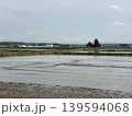 水を張った水田と雪山　北海道旭川西神楽の春 139594068