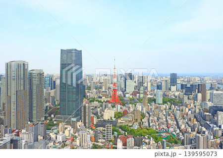 東京都港区、東京タワーと麻布台ヒルズ森JPタワーの風景 139595073