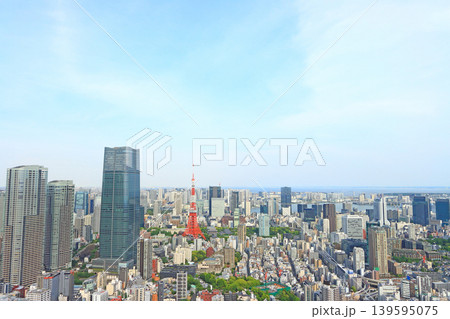 東京都港区、東京タワーと麻布台ヒルズ森JPタワーの風景 139595075