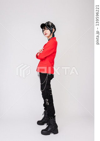 パンクファッションのかっこいい女性モデル 139596221