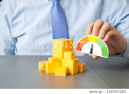 A man estimates mediocre trade turnover. Trade has declined to average levels. Transport capacity. Supply chain slowdown and market stagnation. 139597283