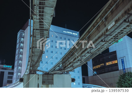 夜の立川駅前　モノレールの軌条とホテル 139597530