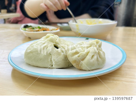 中華朝食の定番、テーブルに置かれた肉まん(包子) 中華朝食の定番、テーブルに置かれた肉まん(包子) 139597687