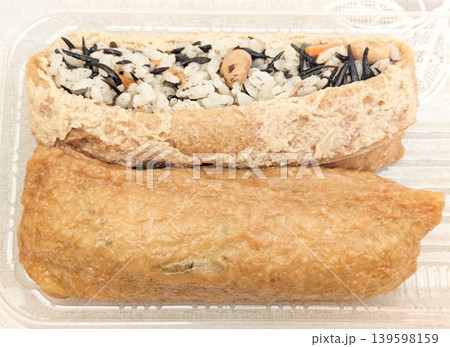スーパーのパックに入った具沢山のひじき入りいなり寿司 139598159