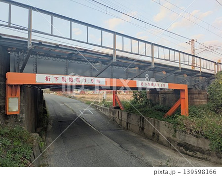 日本の鉄道ガード下にある桁下制限高1.9mのオレンジ色の防護梁 日本の鉄道ガード下にある桁下制限高1.9mのオレンジ色の防護梁 139598166