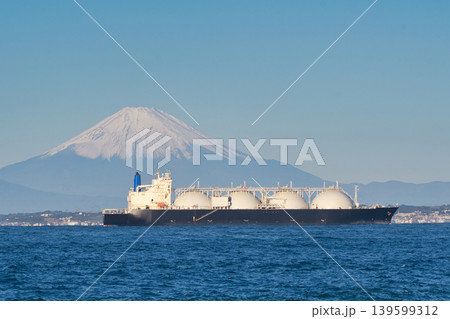 東京湾を航行するLNGタンカーと富士山 139599312