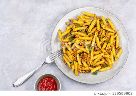 Classic pasta with minced meat and green onions 139599902