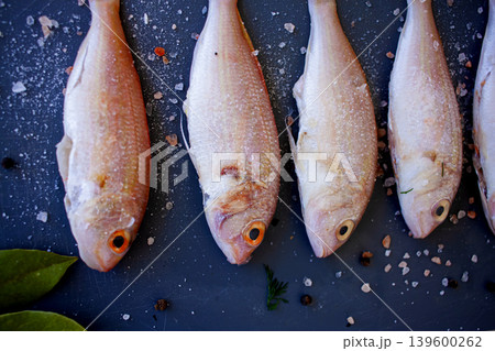 Fish on a board with salt and spices. Cooking fish. Salting and drying fish. fangri mercan.Pagrus major.red seabream 139600262