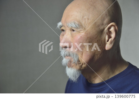 笑顔のヒゲ老人 139600775